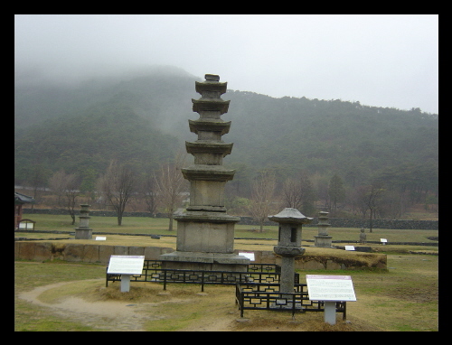 오층석탑, 둥근 뒷산과 어울리지 않게 늘씬하고 홀쭉하다 